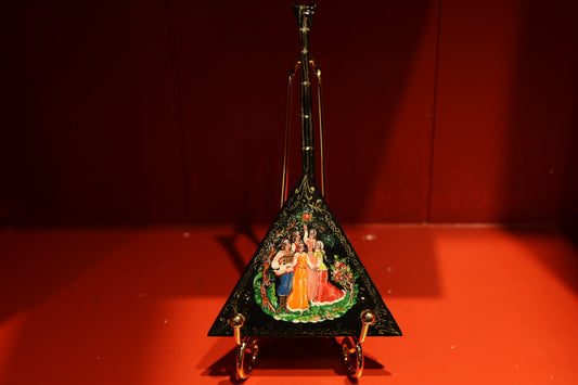 strumento decorativo artistico ispirato alla musica russa, balalaika dipinta a mano che rappresenta la tradizione, idea regalo per amanti della musica.