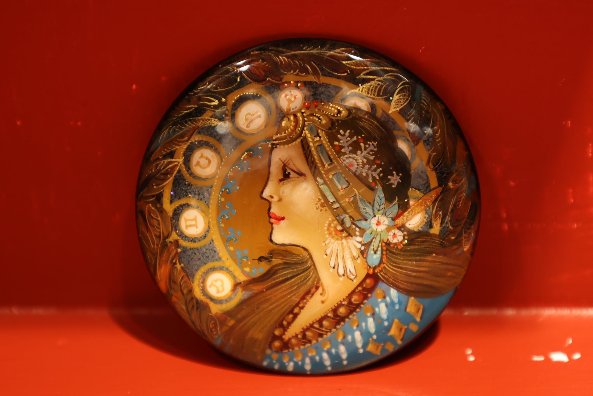 Spilla dipinta a mano con motivo astrale e simboli dello zodiaco, raffinata idea regalo simbolica.