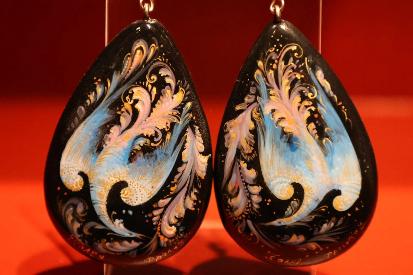 orecchini dipinti a mano, ispirati alla fenice, un regalo elegante e simbolico.