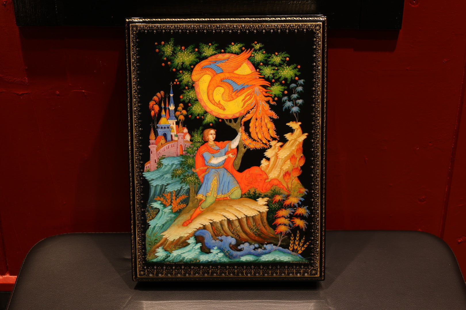 Raffinato cofanetto laccato dipinto a mano, elegante portagioie e porta ricordi artistico, raro oggetto decorativo da collezione.