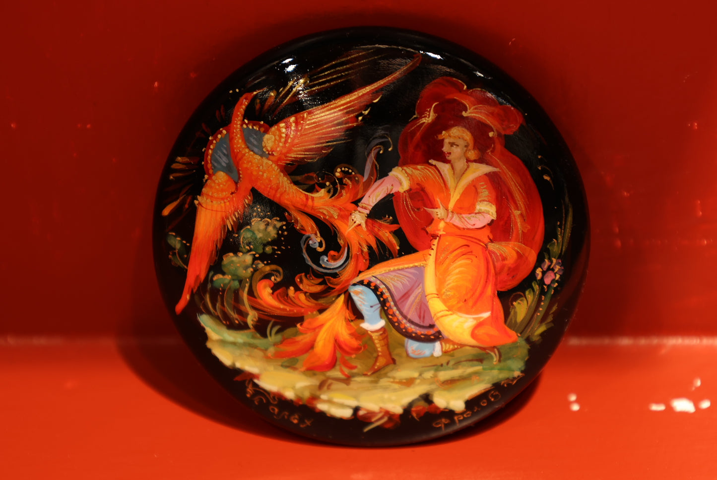 Spilla dipinta a mano ispirata alla figura dell'uccello di fuoco, raffinata idea regalo simbolica.