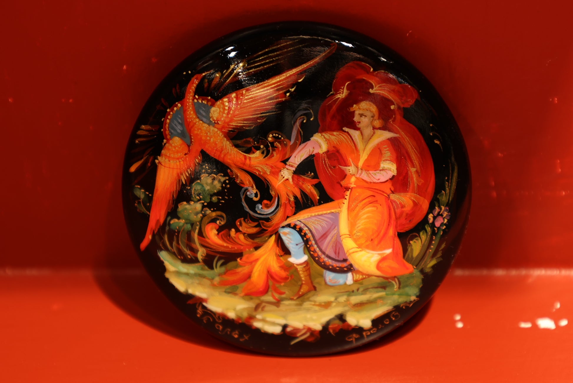 Spilla dipinta a mano ispirata alla figura dell'uccello di fuoco, raffinata idea regalo simbolica.