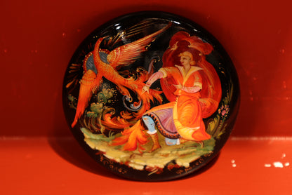 Spilla dipinta a mano ispirata alla figura dell'uccello di fuoco, raffinata idea regalo simbolica.