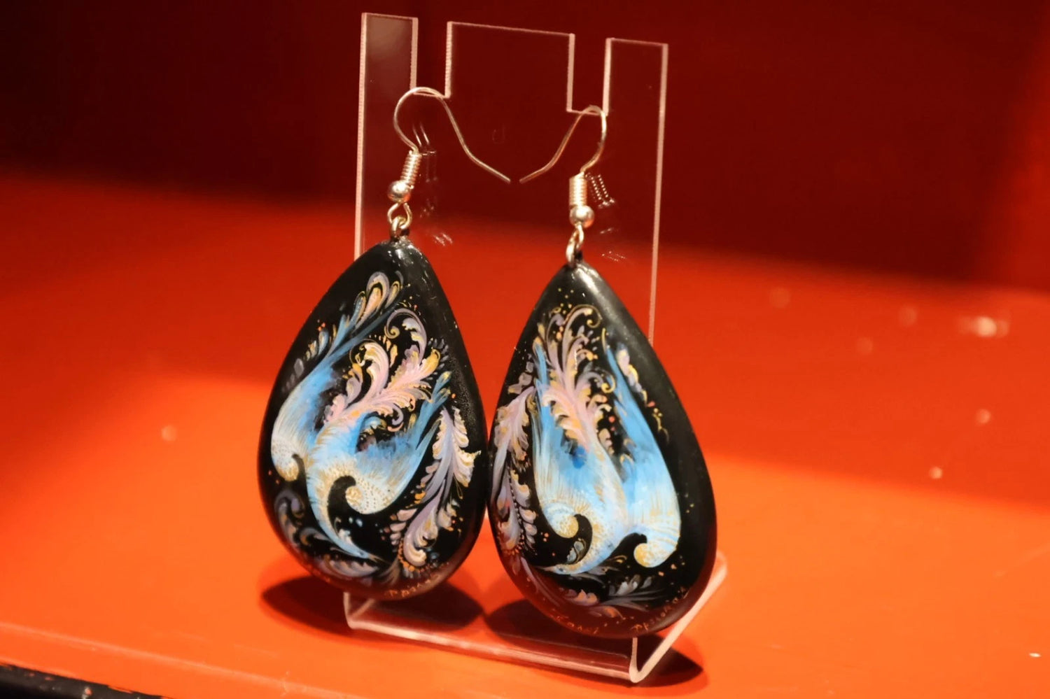 orecchini dipinti a mano, ispirati alla fenice, un regalo elegante e simbolico.