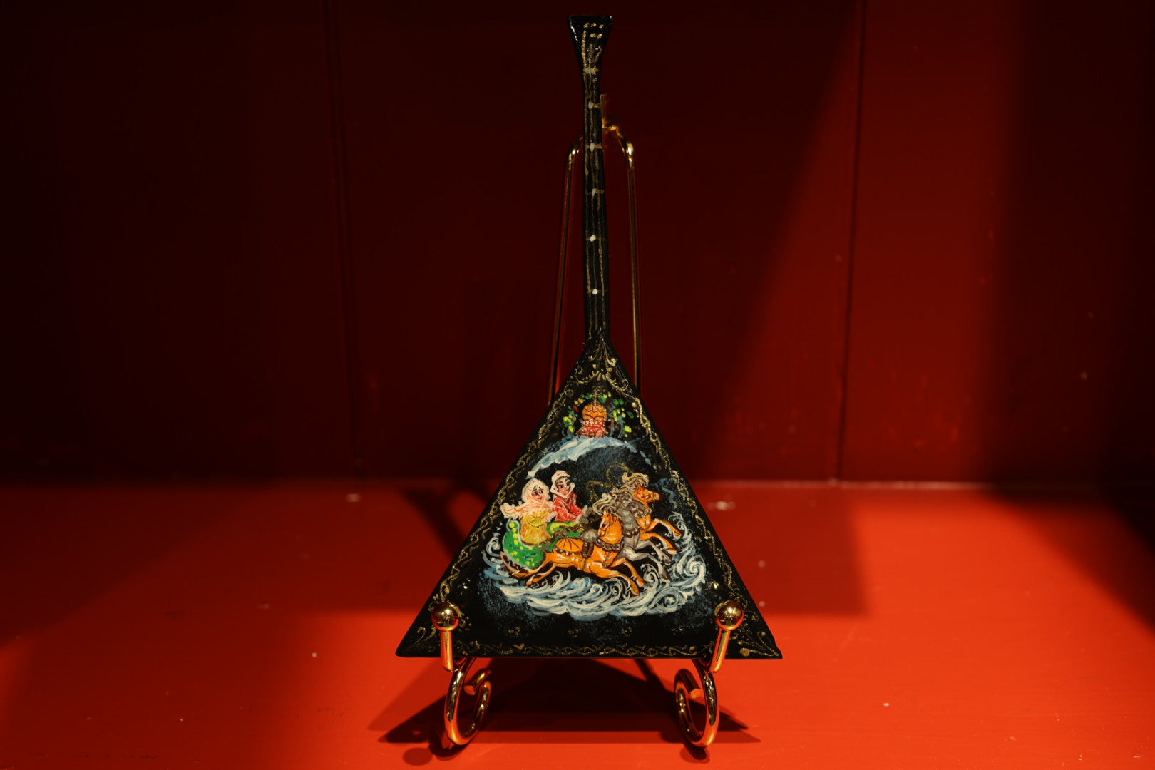 strumento decorativo artistico ispirato alla musica russa, balalaika dipinta a mano, idea regalo per amanti della musica.