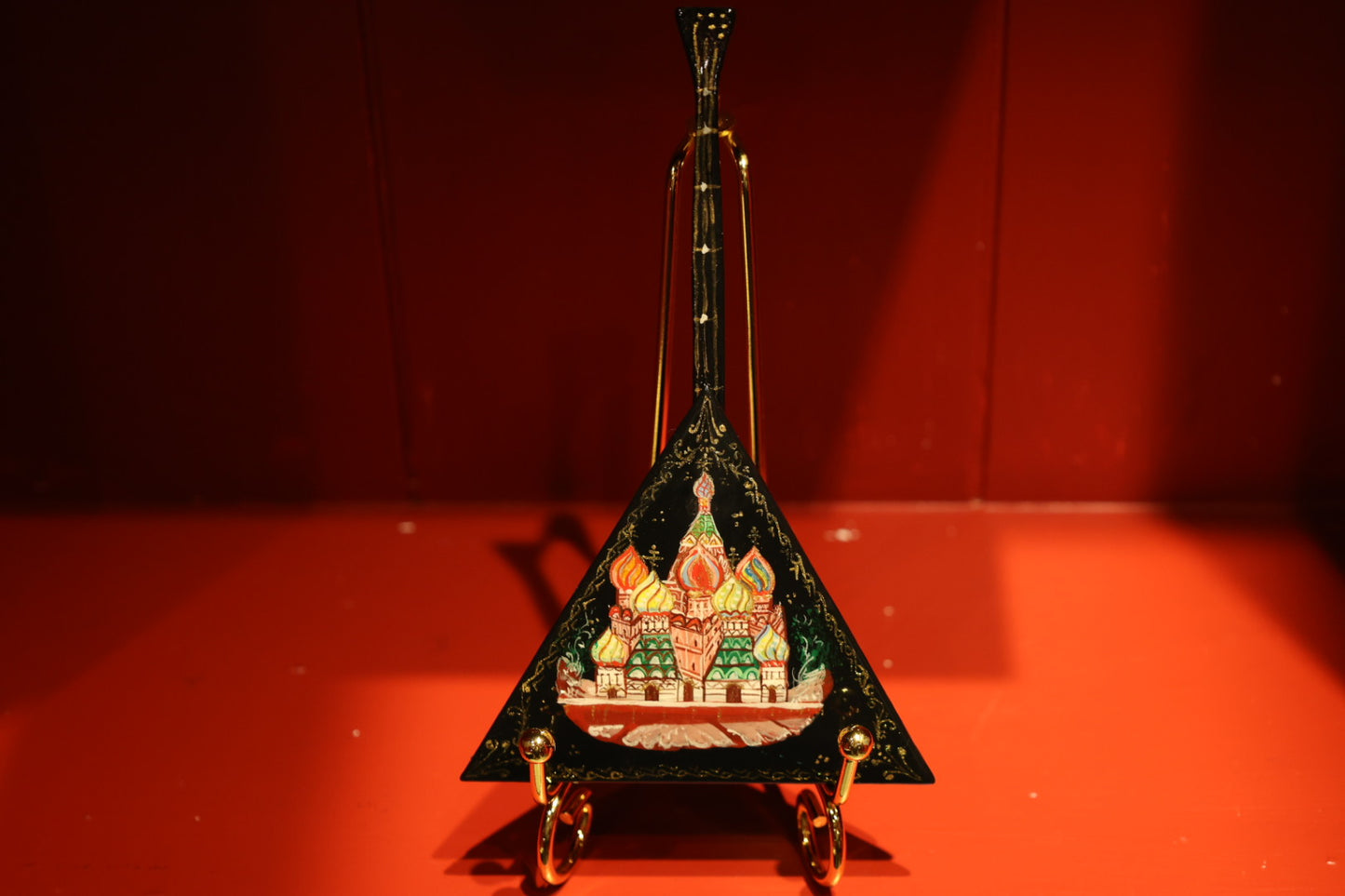 strumento decorativo artistico ispirato alla musica russa, balalaika dipinta a mano, idea regalo per amanti della musica.