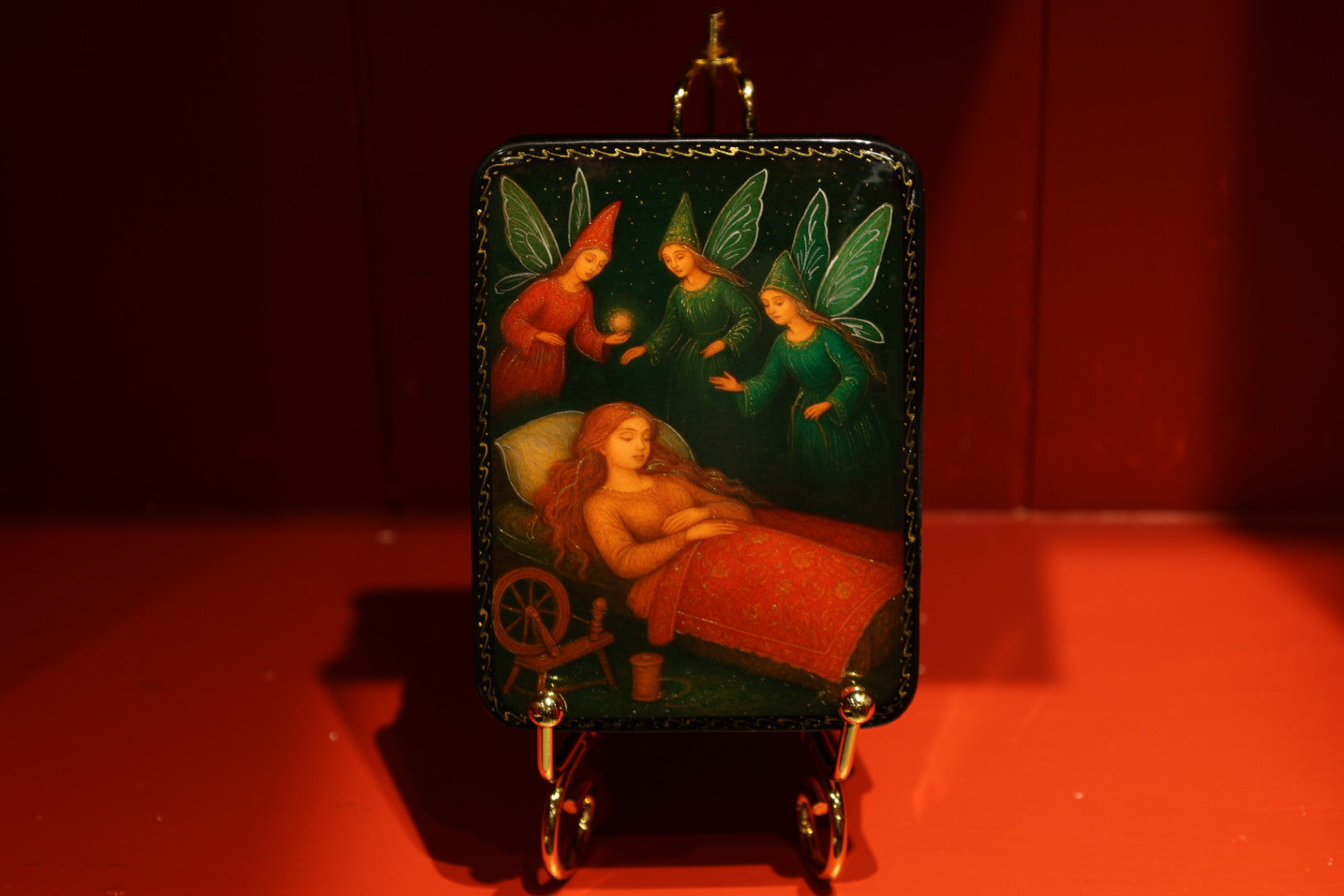 Scatola laccata dipinta a mano con scena della fiaba di "La bella addormentata", portagioielli, oggetto artistico da collezione ispirato alle fiabe famose, cofanetto ideale per un regalo.