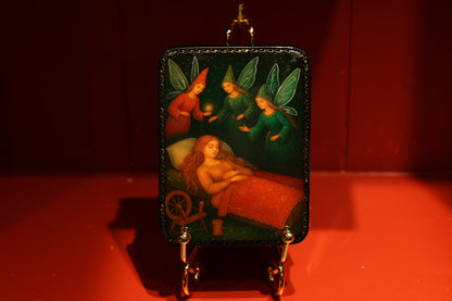 Scatola laccata dipinta a mano con scena della fiaba di "La bella addormentata", portagioielli, oggetto artistico da collezione ispirato alle fiabe famose, cofanetto ideale per un regalo.